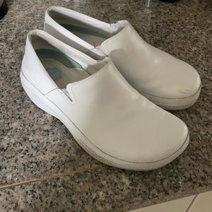 Very comfortable nursing clogs in great condition